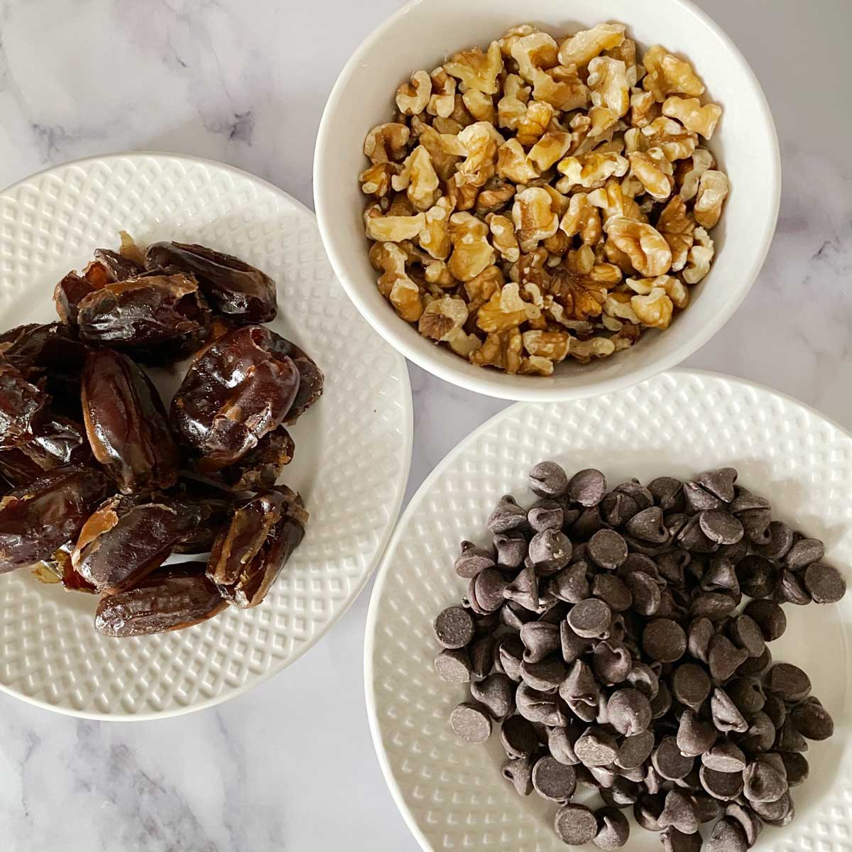 Chocolate covered dates ingredients.